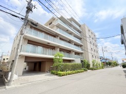 東岩槻駅徒歩1分の近さ。 忙しい朝が助かる立地、 暮らしにゆとりが生まれます。