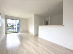 ご家族みんながゆったりくつろげる広々リビング。