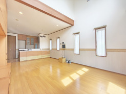 JR宇都宮線「東大宮」駅東口徒歩3分、提携駐車場もあります。エステート白馬東大宮店までお気軽にお問い合わせください。