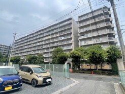 徒歩圏内に様々な買い物施設が揃ってます。
