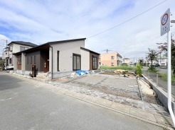 角地につき、開放感に恵まれる住居がここに。