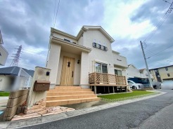 車通りの少ない閑静な住宅地、のびのびした子育てに適します。