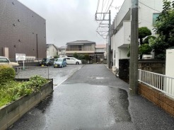 住民の方が主に利用する交通量少なめの道路に面してます。