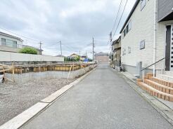 1号棟 住民の方が主に利用する交通量少なめの道路に面してます。