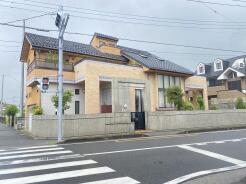 角地につき、開放感に恵まれる住居がここに。