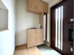 靴がしっかり収まるから、散らかりがちな玄関もスッキリ。