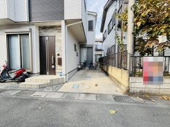 マイカースペースを1台分確保。現地で車幅と共にご確認ください。