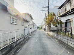 住民の方が主に利用する交通量少なめの道路に面してます。