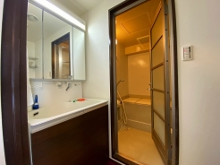 お出かけ前の身だしなみに一歩差がつく三面鏡。