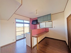 勉強や宿題をリビングでやりやすい動線設計。本棚にも応用可能なカウンター付き。