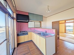 家事動線に配慮されたL字型キッチン。