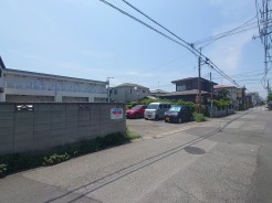 住民の方が主に利用する交通量少なめの道路に面してます。