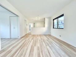 ご家族みんながゆったりくつろげる広々リビング。