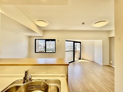 吊戸棚をなくした対面キッチン、隣の部屋にいる方の様子もここからよく見えます。