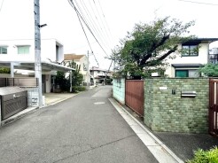 幹線道路から1本入った現地は、想像以上に静かに感じられます。