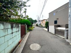 幅員こそやや狭くても、その分交通量が少なくて安心。