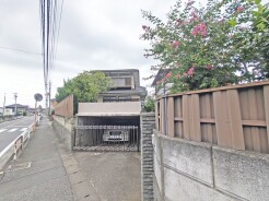 車通りの少ない閑静な住宅地、のびのびした子育てに適します。