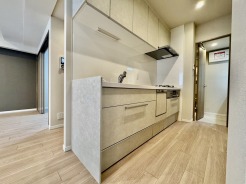 人造大理石トップボードと防汚ウォールで、 お手入れがラクなキッチン。