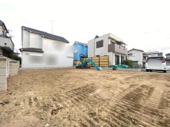 車通りの少ない閑静な住宅地、のびのびした子育てに適します。
