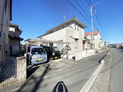 JR宇都宮線「東大宮」駅東口徒歩3分、提携駐車場もあります。エステート白馬東大宮店までお気軽にお問い合わせください。