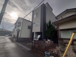 幅員の狭い道ですが、車通りの少ない住宅街に立地してます。