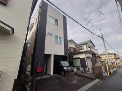 幅員こそやや狭くても、その分交通量が少なくて安心。