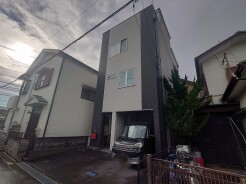 幹線道路から1本入った現地は、想像以上に静かに感じられます。