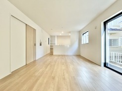 ご家族みんながゆったりくつろげる広々リビング。