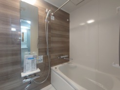 広々1坪タイプのゆったり浴室ユニット。防カビ・抗菌素材なのもうれしい。