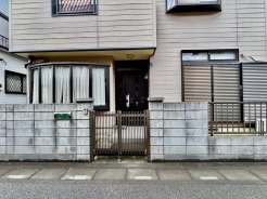 小スペースですが、ポーチ付き。