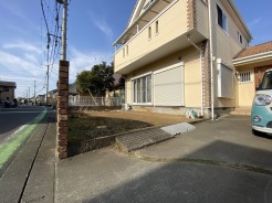 ベッドタウンにスタンダードなサイズのお庭付き。