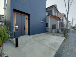 幅員の狭い道ですが、車通りの少ない住宅街に立地してます。