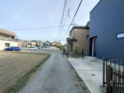 幅員こそやや狭くても、その分交通量が少なくて安心。