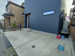 マイカースペースを1台分確保。現地で車幅と共にご確認ください。