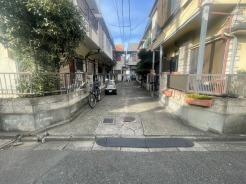 幹線道路から1本入った現地は、想像以上に静かに感じられます。