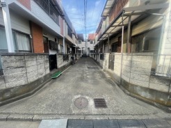 幹線道路から1本入った現地は、想像以上に静かに感じられます。