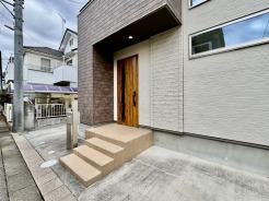 ポーチのついた物件。玄関の印象はいかがでしょうか?入口からご覧ください。