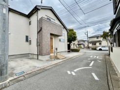 車通りの少ない閑静な住宅地、のびのびした子育てに適します。