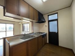 料理をしながらでも、ご家族との会話を楽しめる対面キッチン。