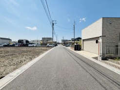 駐車が苦手な方にも嬉しい、前面6m道路に面した住まい。