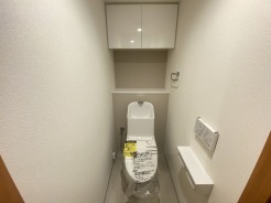 もちろんウォシュレット機能付き。憩いの場としてひそかに注目度の高いお手洗いにもご注目ください。