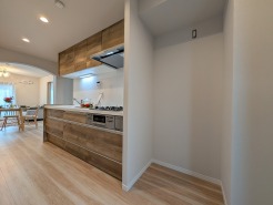 キッチンの脇に、広いスペースがあるだけで、キッチン動線が変わりますね。