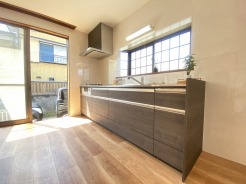 吊戸棚で視界を遮らず、パノラマ感を重視したタイプのキッチンスペース。