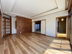 10.9帖の折上げ天井のリビング。解放感がございます。