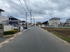 駐車が苦手な方にも嬉しい道路に面した住まい。