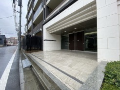 マンション入り口も綺麗に掃除されています。