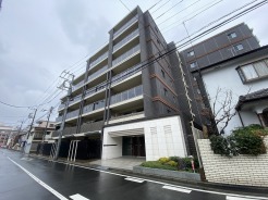 前面道路は歩道も整備され、小さなお子様にも安心です。