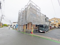 駐車が苦手な方にも嬉しい、前面6m道路に面した住まい。