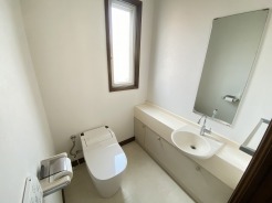 もちろんウォシュレット機能付き。憩いの場としてひそかに注目度の高いお手洗いにもご注目ください。