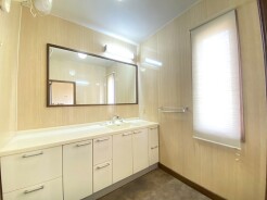 注文住宅ならではの広く、鏡の大きな洗面化粧台。収納スペースもしっかり備わっております。